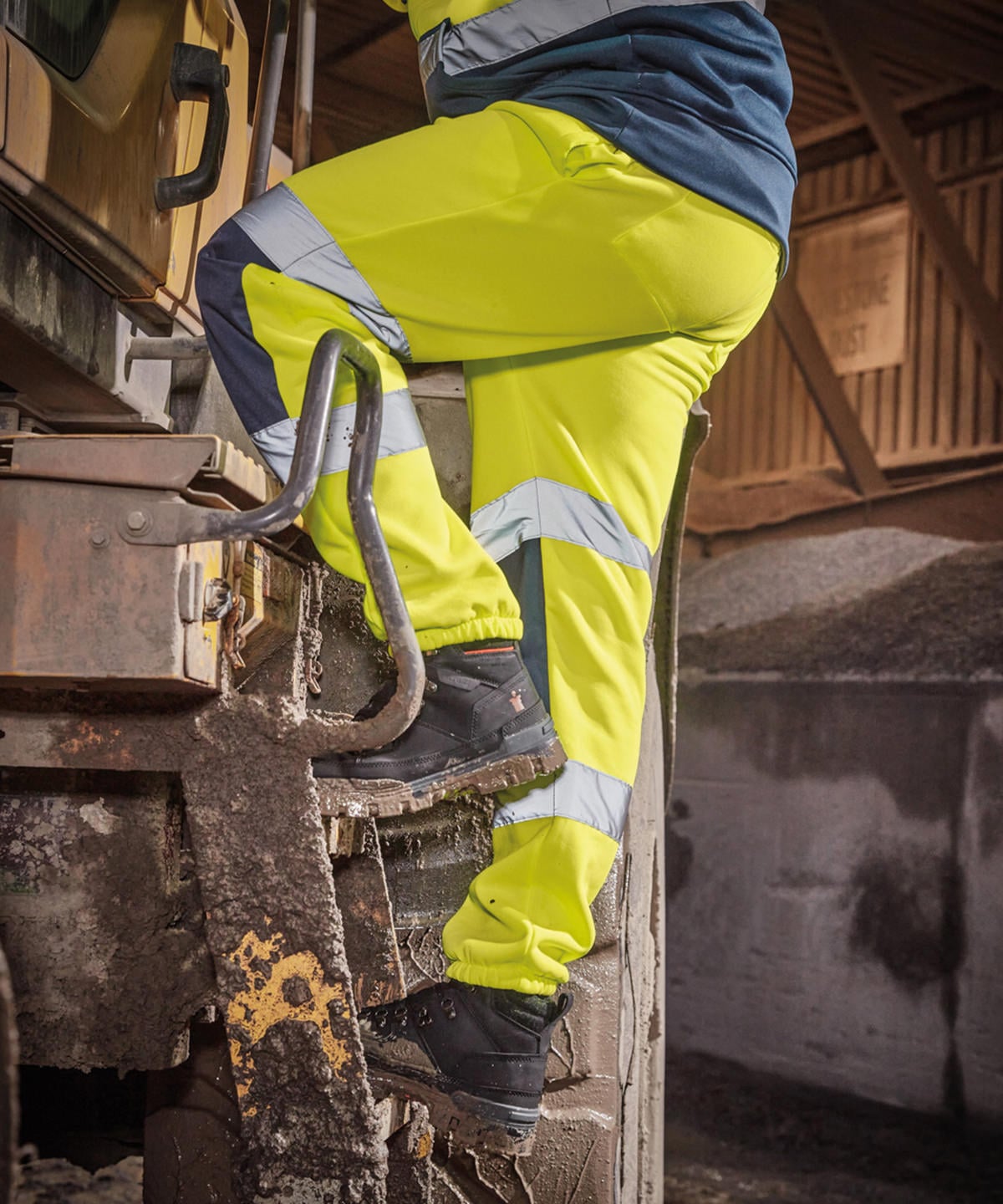 Scruffs High-Visibility Jogger (SH091) | Hi-Vis Work Joggers
